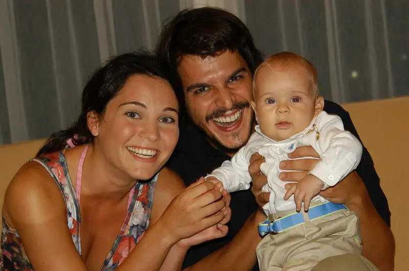 Mehmet Günsür with kids