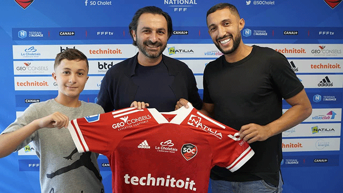 Mohamed Larbi showing jersey 