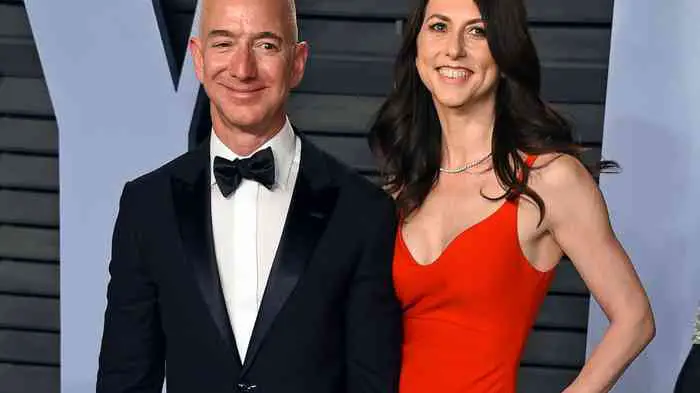 Jeff Bezos wife, Jeff Bezos smiling with his wife