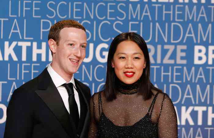 Mark Zuckerberg wife, Mark Zuckerberg smiling with his wife