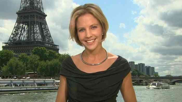 Michelle Kosinski smile infront of ifel tower