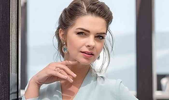 Pelin Karahan posses for photo, Pelin Karahan net worth