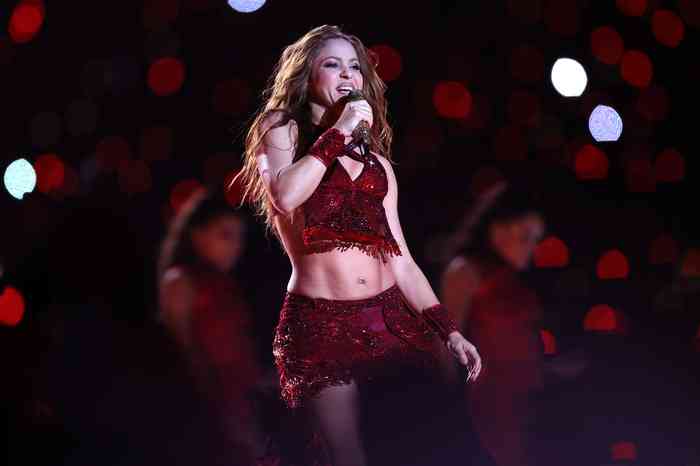 Shakira perform on stage, Shakira net worth