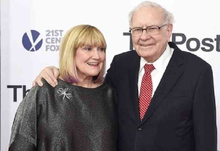 Warren Buffet with his wife, Warren Buffet wife