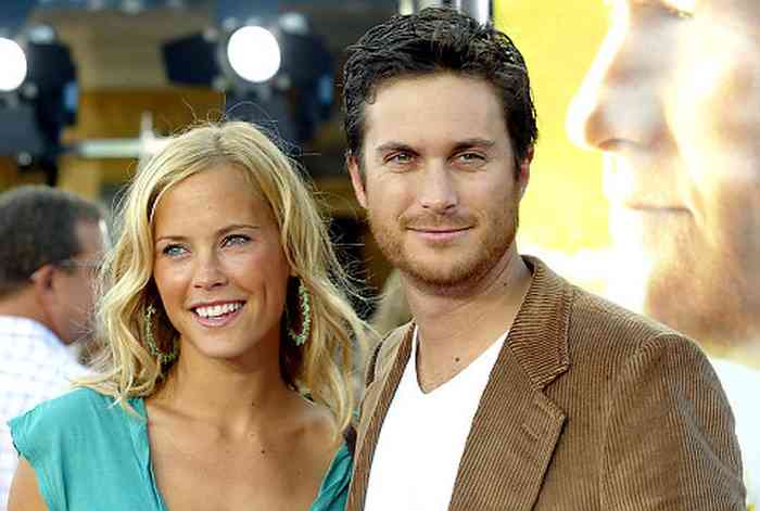 Oliver Hudson with his wife