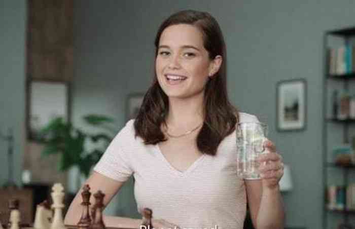 Sarah Catherine Hook Net Worth, Height, Age, Husband, Family, Bio, and More