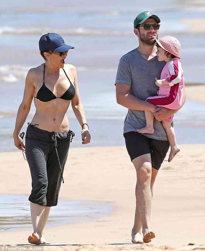 Steve Howey in the beach with his wife and child