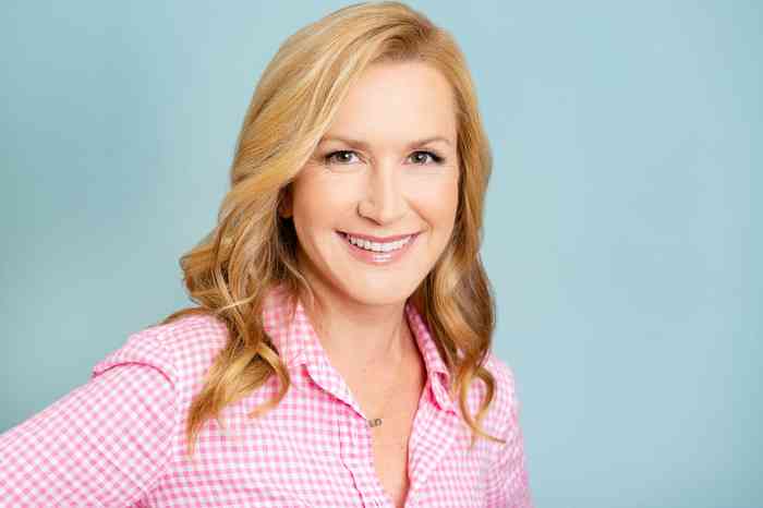 Angela Kinsey Net Worth, Height, Age, Affair, Career, and More