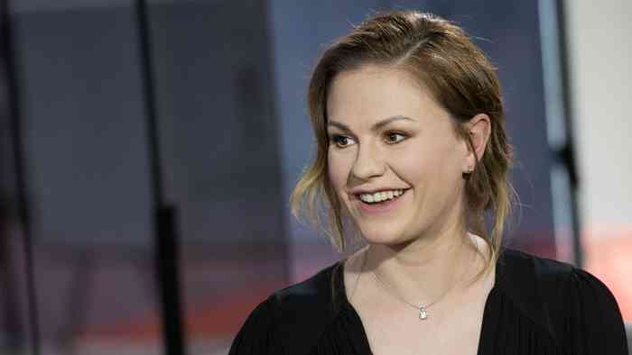 Anna Paquin Net Worth, Height, Age, Affair, Family, and More