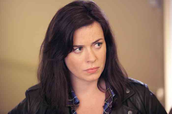 Eve Myles Age, Net Worth, Height, Affair, Career, and More