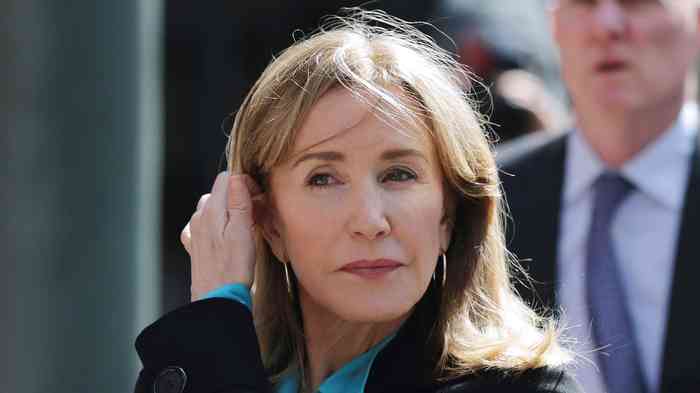Felicity Huffman Height, Age, Net Worth, Affair, Career, and More
