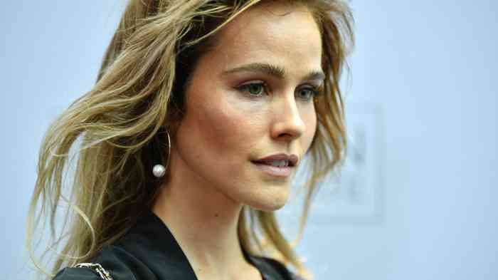 Isabel Lucas iamges