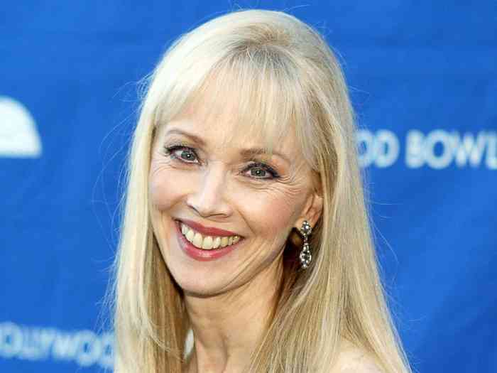 Shelley Long Net Worth, Height, Age, Affair, Career, and More