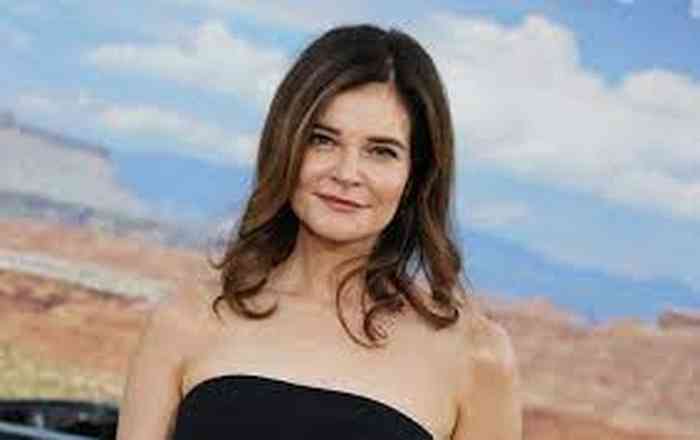 Betsy Brandt Age, Net Worth, Height, Affair, Career, and More