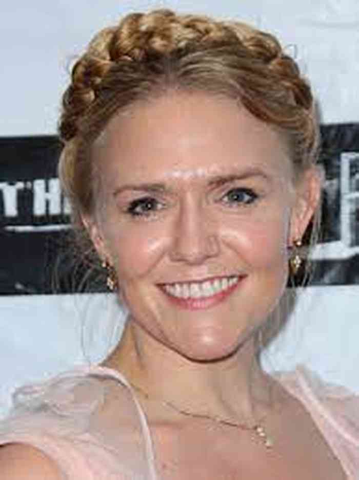 Dominique Swain Net Worth, Height, Age, Affair, Career, and More
