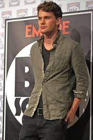 Jeremy Irvine Image