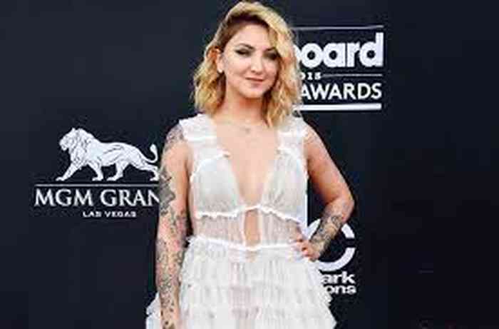 Julia Michaels Net Worth, Height, Age, Affair, Career, and More