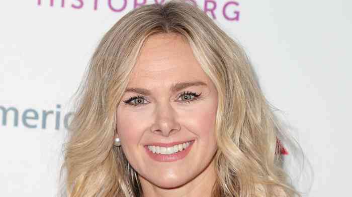 Laura Bell Bundy Height, Age, Net Worth, Affair, Career, and More