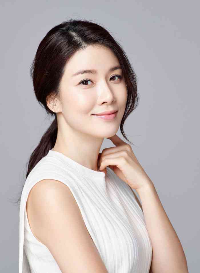 Lee Bo-young Affair, Height, Net Worth, Age, Career, and More