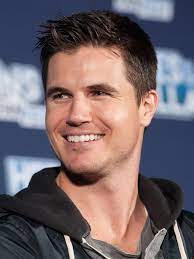 Robbie Amell picture