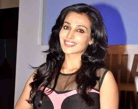 Flora Saini Picture