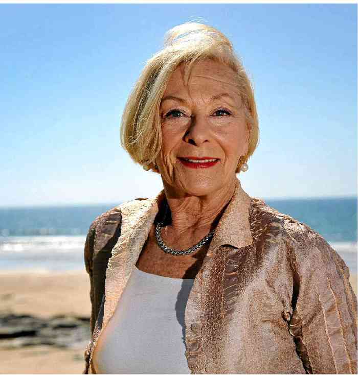 Noeline Brown Net Worth, Height, Age, Affair, and More