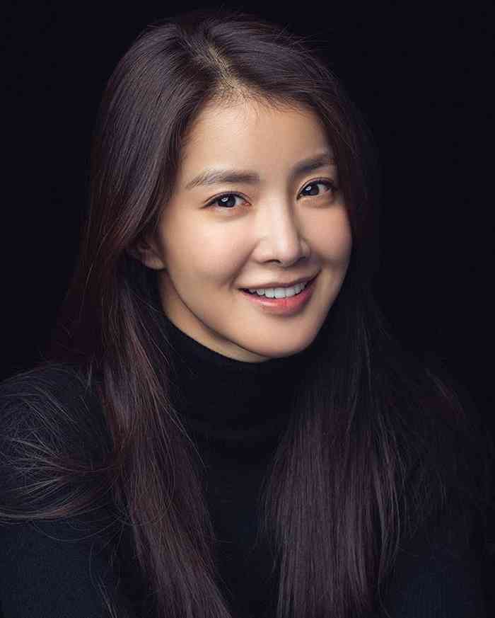 Lee Si-young Height, Age, Net Worth, Affair, Career, and More