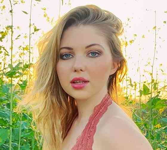 Sammi Hanratty Pictures