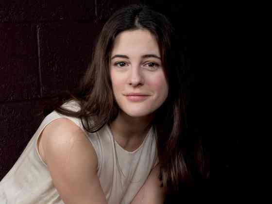 Phoebe Fox Height, Age, Net Worth, Affair, Career, and More