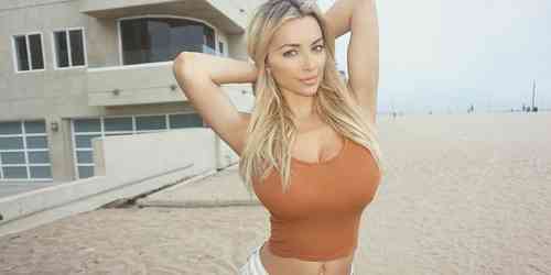 Lindsey Pelas