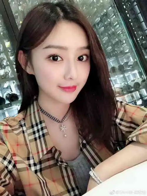 Qiu XinYi Net Worth, Height, Age, Affair, Career, and More